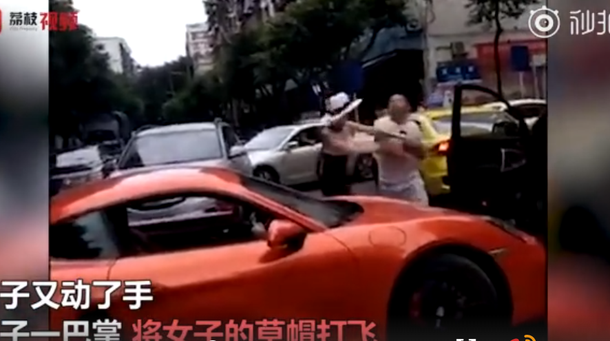 重庆保时捷女车主怒扇男司机耳光，警方通报：女车主遭罚，双方已和解