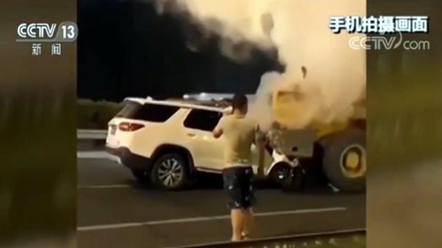 铲车司机被指拒绝挪车致两人身亡，路人曾催促救援