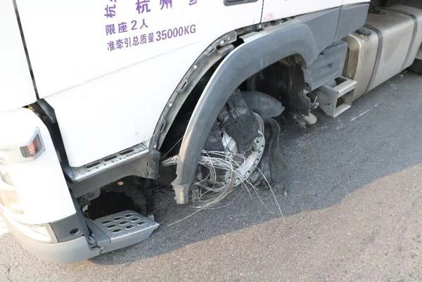 奇葩！大货车高速爆胎，奥迪车被“吓坏”故障熄火