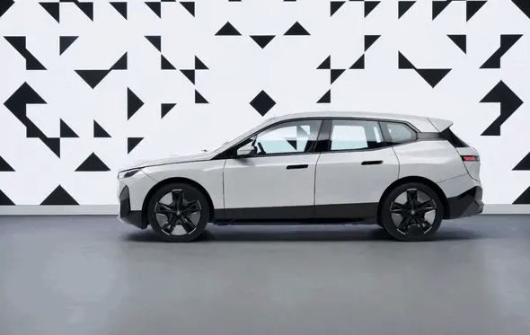 BMW宝马展示 iX Flow 新车，全车身 E-Ink随时可变色